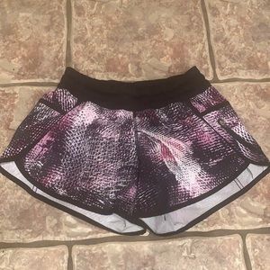 Lululemon 2016 Seawheeze Tracker Shorts size 6